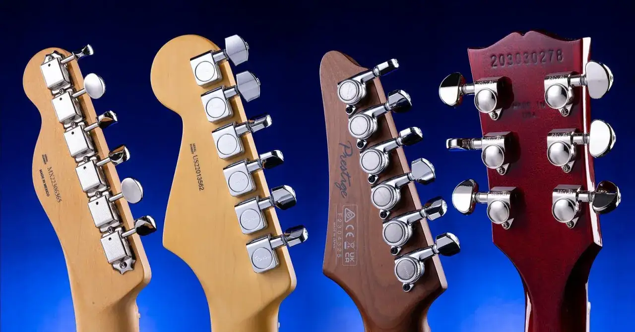Główki czterech gitar elektrycznych z widocznymi kluczami do strojenia gitary.