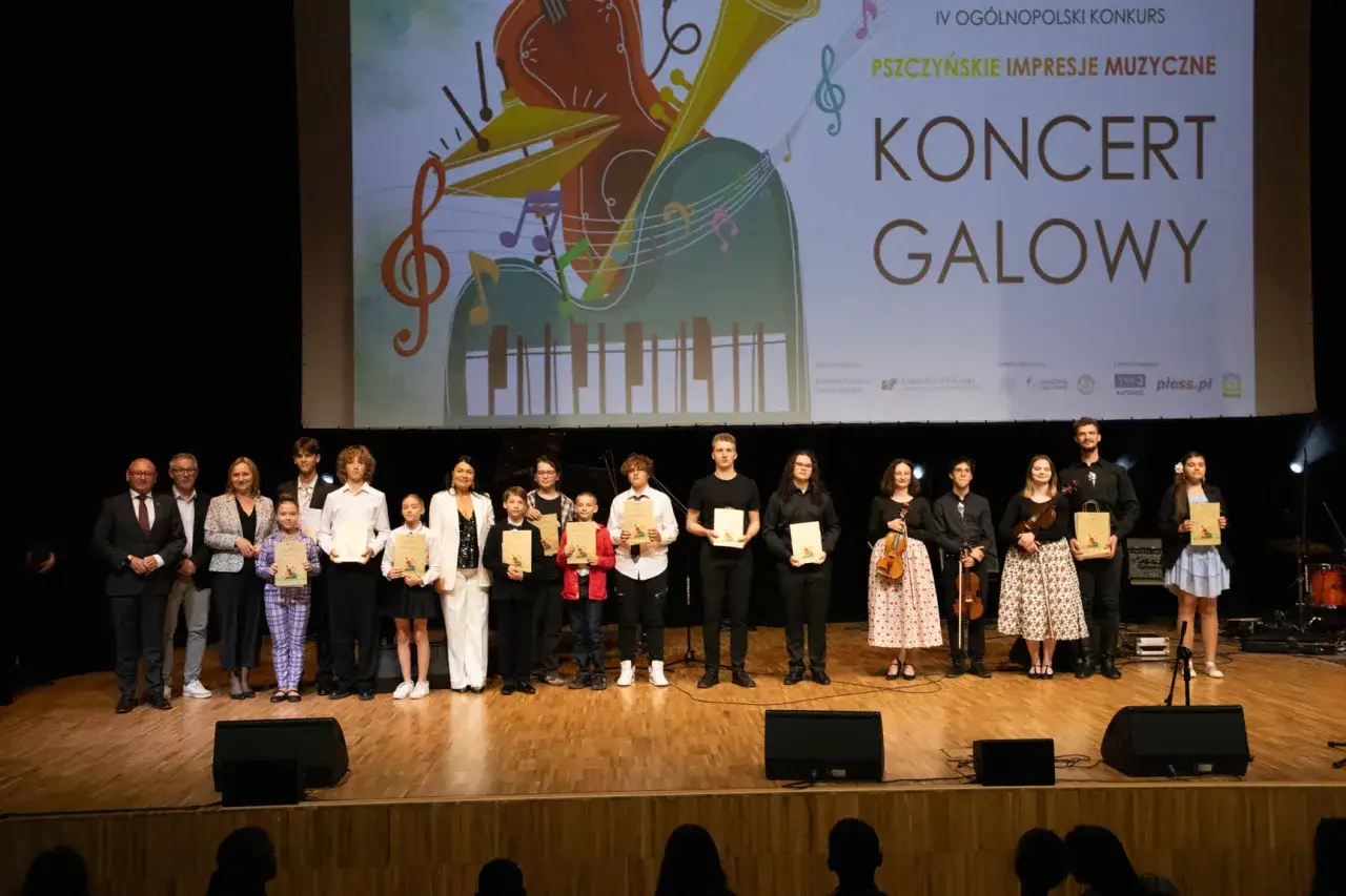 Uczestnicy i laureaci Pszczyńskich Impresji Muzycznych, jednych z najważniejszych konkursów artystycznych w Polsce, odbierają nagrody.