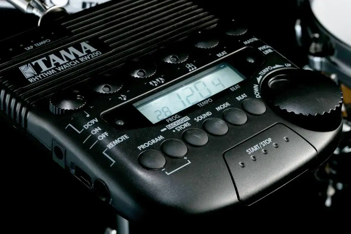 Elektroniczne urządzenie do rytmu TAMA Rhythm Watch RW200 z wyświetlaczem i przyciskami do ustawiania tempa i dźwięków.