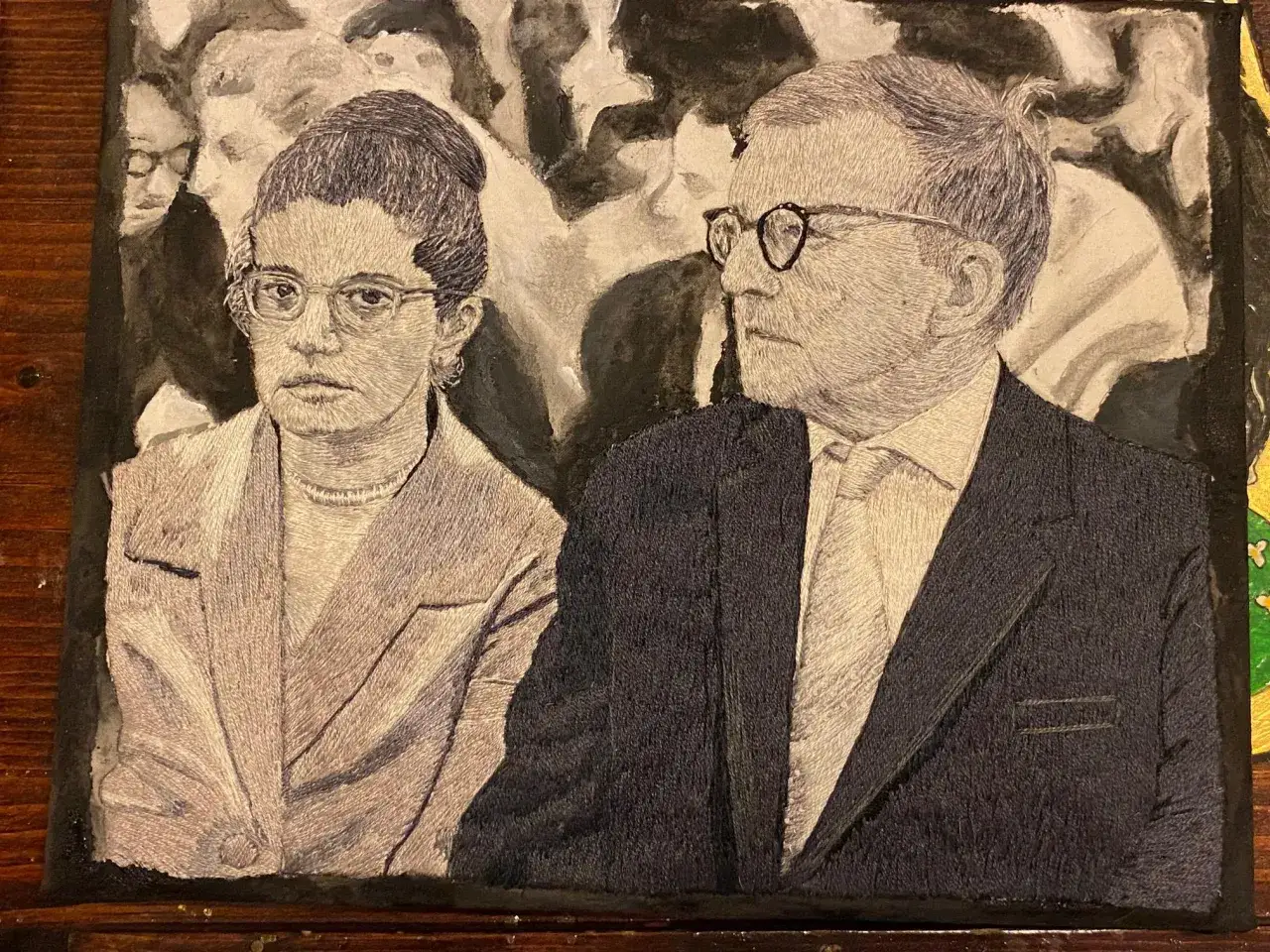 Portret Niny i Dmitrija Szostakowiczów, utrwalony w haftowanej technice.