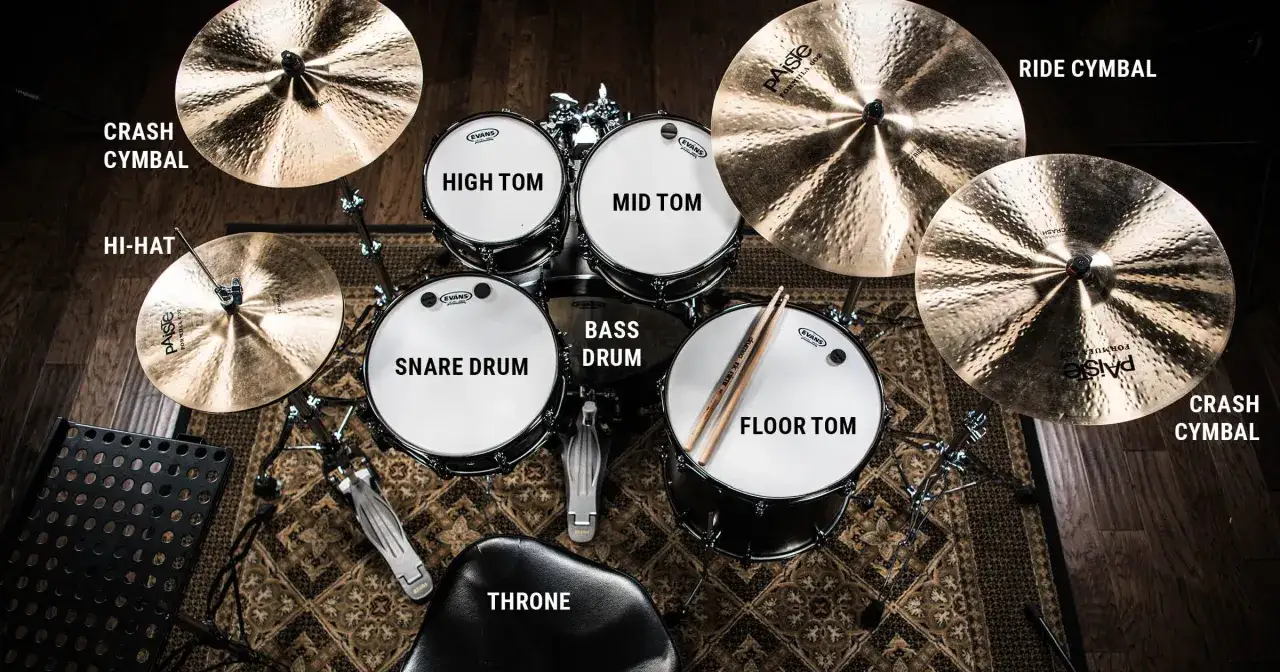 Perkusyjne talerze inaczej: hi-hat, crash i ride. Zestaw bębnów z werblem, tomami i bębnem basowym, gotowy do gry.