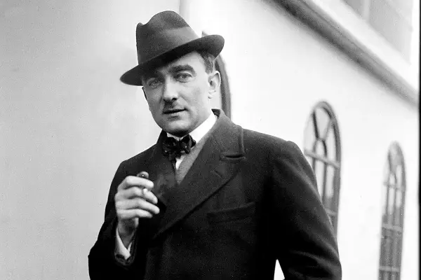 Elegancki mężczyzna w kapeluszu i muszce, palący papierosa. Może to Karol Szymanowski, który marzy o swoich dzieciach.