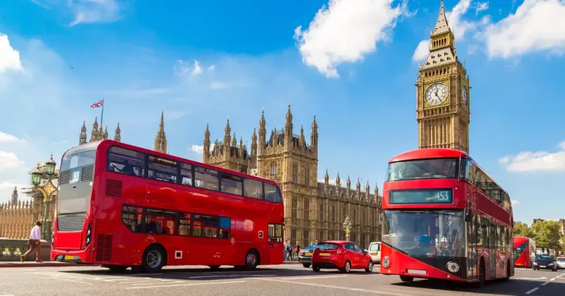 Czerwone autobusy w Londynie, Big Ben i Parlament. Słychać hymn Wielkiej Brytanii.